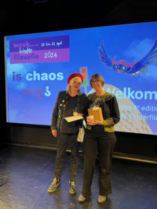 Foto winnaars ontvangen juryprijs Beste Filosofische Kinderboek 2023